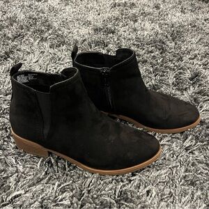 🍒TIME & TRU BLACK FAUX SUEDE BOOTIES SIZE 9🍒